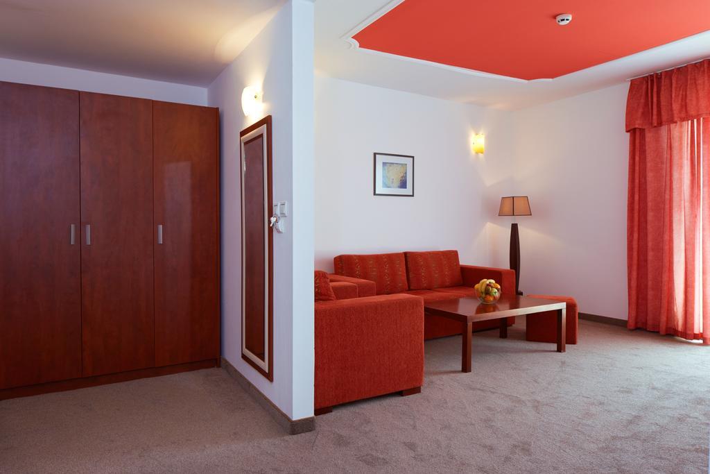 סאני ביץ' Mena Palace Hotel מראה חיצוני תמונה